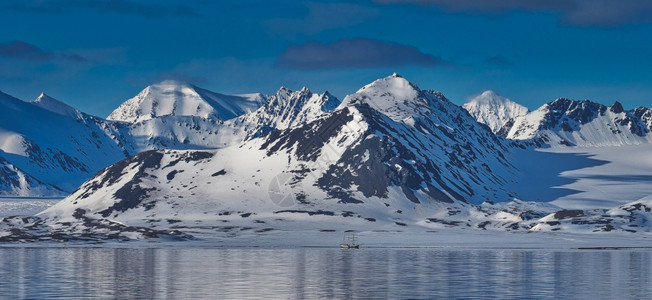 放松气候保护白雪皑的山脉奥斯卡二世土地北极斯匹次卑尔根瓦巴挪威欧洲图片