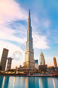 迪拜阿联酋2018年月哈利法塔晚上世界最高的塔迪拜市中心假期商业景观图片