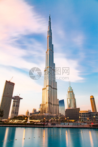 迪拜阿联酋2018年月哈利法塔晚上世界最高的塔迪拜市中心假期商业景观图片