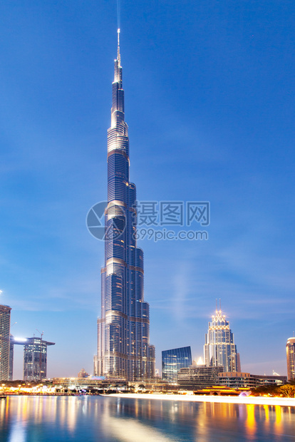 建筑学景观迪拜阿联酋2018年月哈利法塔晚上世界最高的塔迪拜市中心摩天大楼图片