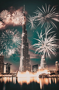 城市烟花大约BurjKhalifa周围的烟花异国新年目的地迪拜阿联酋哈利法夜晚背景