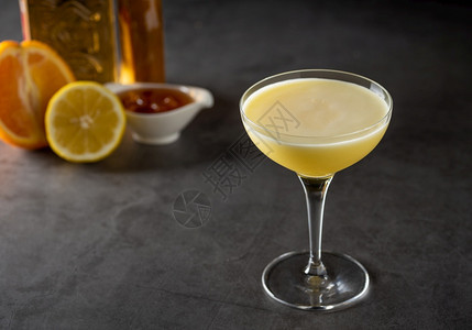 酸橙凉爽的深色石头背景中的豪华鸡尾酒配有柠檬和龙舌兰酒精图片