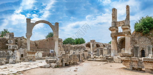 街道假期晴天土耳其埃菲苏斯多米提安广场和蒂寺的废墟土耳其爱弗索斯古老的伊夫苏斯城市一个阳光明媚的暑日多米提安广场和土耳其埃菲苏斯图片