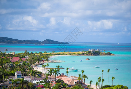 加勒比海奇异岛屿上热带白色海滩的美丽景加勒比海奇幻小岛安提瓜美观加勒比海热带岛屿湾的美丽景色游艇高度观图片