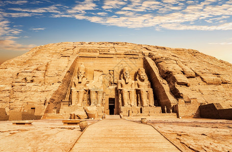 游客教科文组织宗埃及日落时的阿布辛贝神庙埃及日落时的阿布辛贝神庙图片