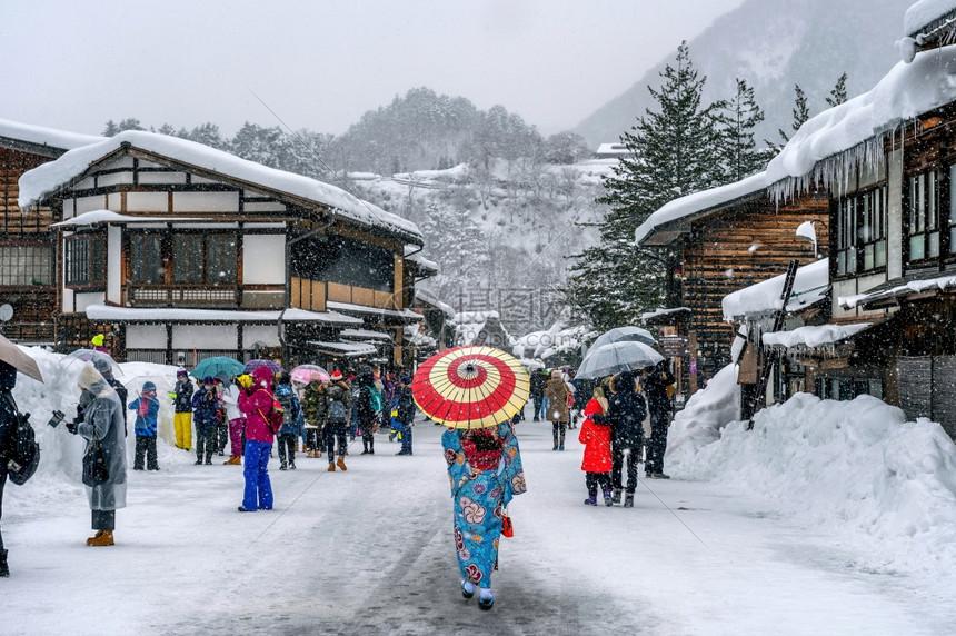 联合国教科文组织五箇山村庄冬季在日本教科文组织世界遗产地点白川之果村亚洲妇女穿着日本传统和服的雅帕尼妇女图片
