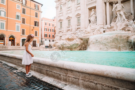 白种人纪念碑文化堪称可爱的小女孩背景Trevi不老泉罗马意大利快乐过道的孩子在欧洲意大利度假节日上意大利美丽的小女孩背景Trev图片