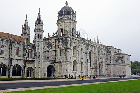 圣耶罗尼莫修道院是葡萄牙最著名的古迹之一它建于葡萄牙里斯本的马纽尔线风格上他位于葡萄牙里斯本Lisbon南部手动大教堂图片