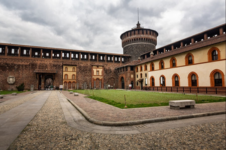 欧洲草正面CastelloSforzescoSforza城堡的墙壁和塔在米兰意大利图片