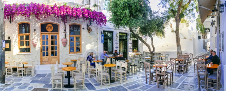复古的希腊传统塔文和咖啡厅与老男人Ios岛古老城镇ChoraCyclades希腊30521门希腊语图片
