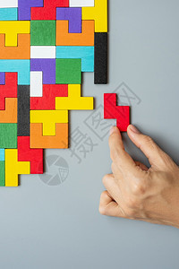孩子将几何形状块与多彩的木质拼图片逻辑思维商业难题决定解方案理使命成功目标和战略概念连成一副手游戏帕努瓦图片