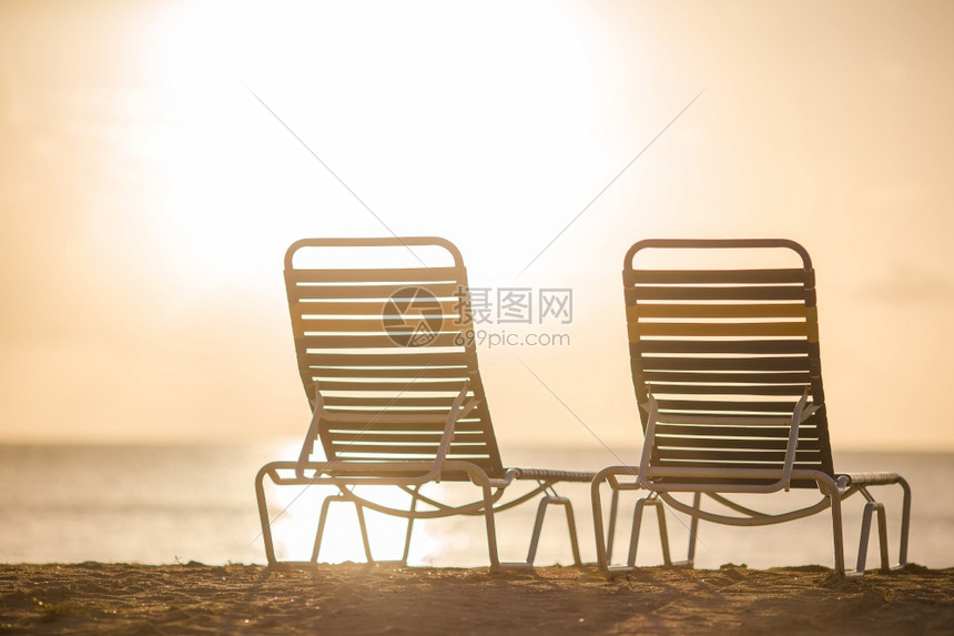 夏天马尔代夫美丽的热带海滩上白色休闲椅在黄夕阳下美丽的热带海滩上美丽的休息椅奢华风景优美图片