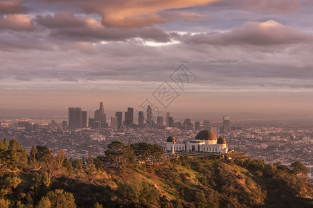 洛斯格里菲天文台和日落时洛杉矶城市天际摩大楼车图片