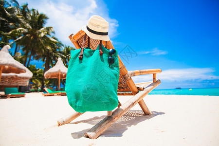 假期美丽的热带海滩上木躺椅美丽热带海滩上白色躺椅晴天复制图片