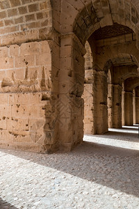 柱子结石假期罗马安菲修院内的拱门图片
