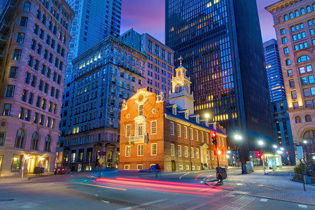 工作场所新的美国马萨诸塞州波士顿旧立大宅夜间起泡塔背景图片