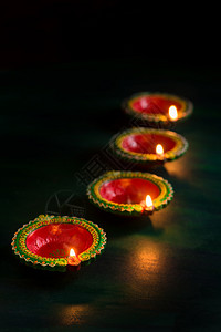 装饰迪帕克DiwaliDiwali庆典期间点燃的Diya灯台庆祝印度光节名为Diwali的贺卡设计黏土图片
