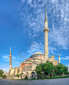 土耳其伊斯坦布尔071329土耳其伊斯坦布尔苏丹艾哈迈德公园圣索菲亚大教堂清真寺的尖塔在一个阳光明媚的夏日早晨土耳其伊斯坦布尔圣图片
