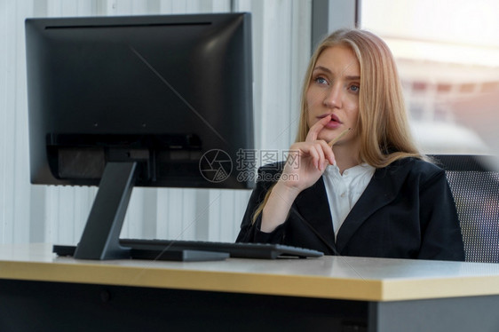 在办公台电脑上工作的严重天主教女商人她充满自信和迷人的事业平等概念才华横溢的妇女在办公室服务台从事计算机工作人们自信的严肃图片