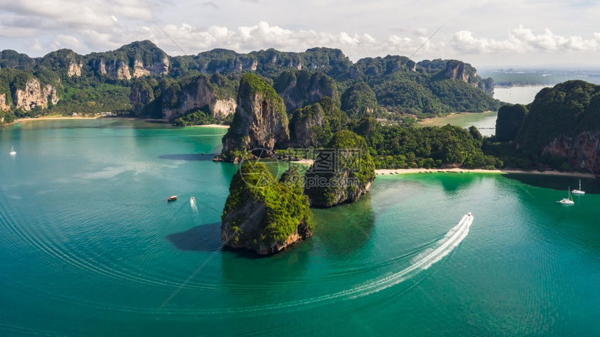 省游客在泰国Krabi旅游季节在Rairay和Aonang海滩观望石灰岩和客船海岸图片