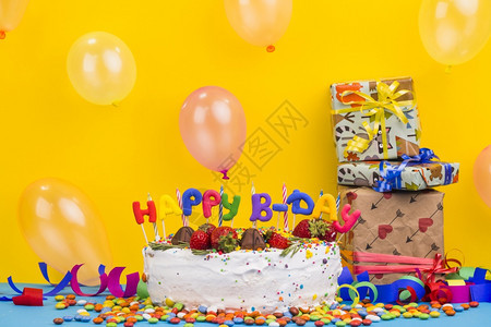 常设展示快乐的查看带有礼物生日蛋糕前端图片