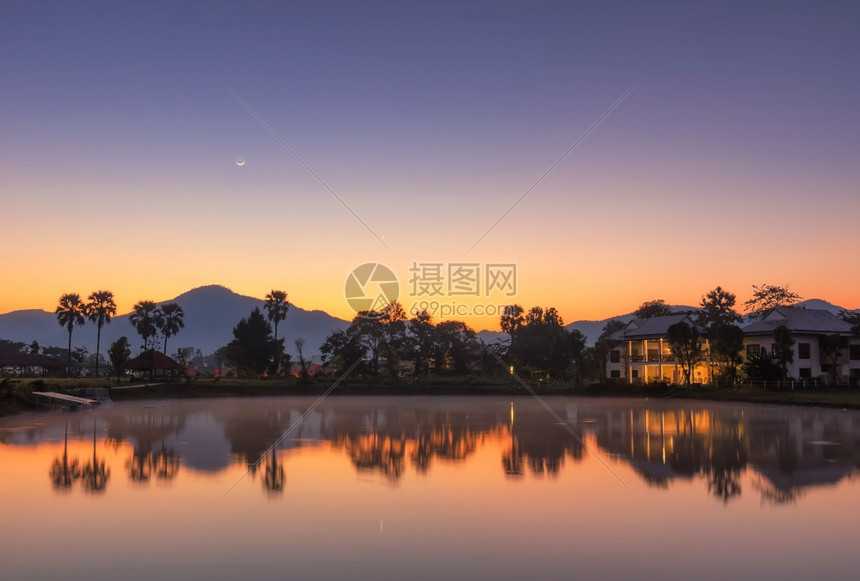 荷兰语土丘农场的风景日出时清迈和山底的峰美丽色彩与反射以及日出时与山面的风景图颜色谷图片