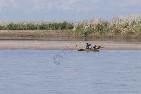 橙民军美丽的缅甸Mingun的缅甸河上渔船在缅甸Mindalay带草树背景的Mingun图片