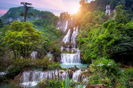 Tak省的ThiLoSuTeeLor瀑布是泰国最大的瀑布西北河野生动物图片