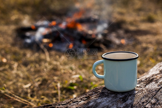 白色的野餐高蓝杯咖啡点燃了营火高清晰度照片蓝杯突出的色咖啡点燃了营火优质照片图片