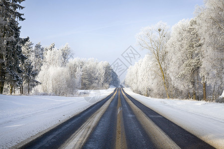 坏的车安全在冬季向道路提供危险速度的警告天气晴树木覆盖着许多白色雪危险的冬季路段危险道图片