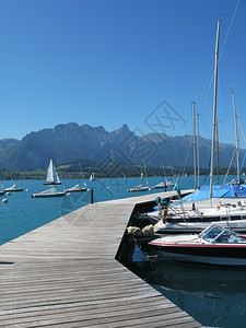 休息木林码头对瑞士通湖和阿尔卑斯山地面娱乐图片