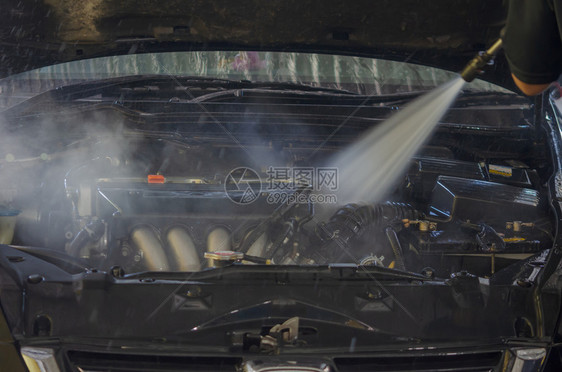 使用高压水喷雾器洗车机维护关心引擎图片