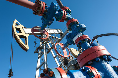 油泵在日落天空背景的工业设备用于提取石油的摇摆机采矿石油概念泵工业设备采矿石油概念力量技术跑步图片