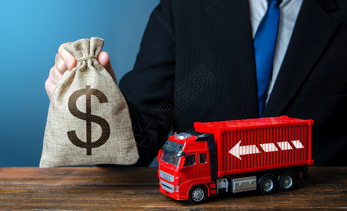 出去费率商业有美元钱袋和卡车的商人运输业务和货物的高收入司机工资高价格上涨全球集装箱短缺危机物流背景图片