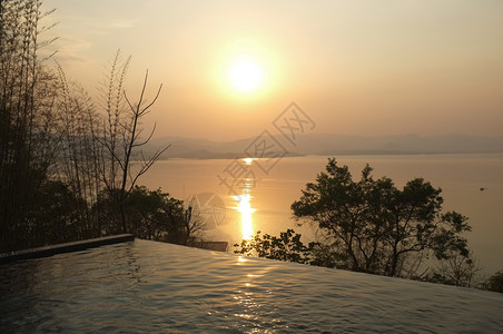 外部建造在泰国Kanchanaburi的KhueanSrinagarindra公园和天空上游渡节休息时间游泳池露台与美丽的自然观图片