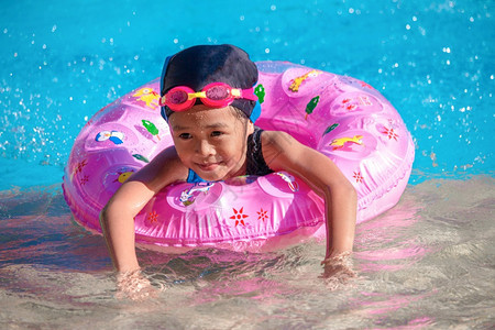 水上乐园游泳的小女孩图片