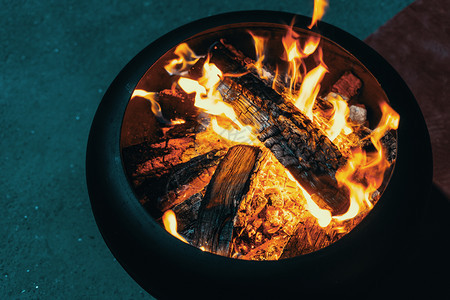 火炉里燃烧的木材图片