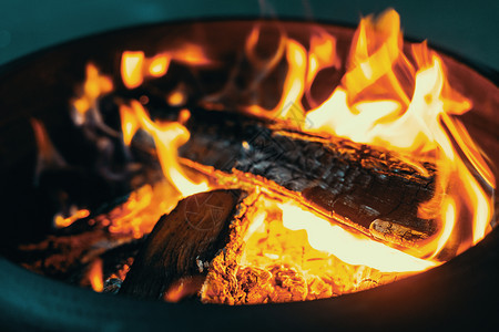 夜晚壁炉中等规模的明火和黄色橙焰热的图片