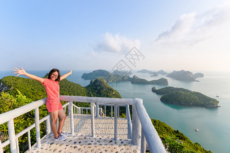 户外旅行快乐的女青年图片