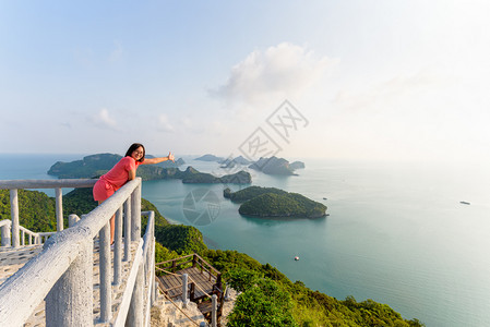 户外旅行快乐的女青年图片