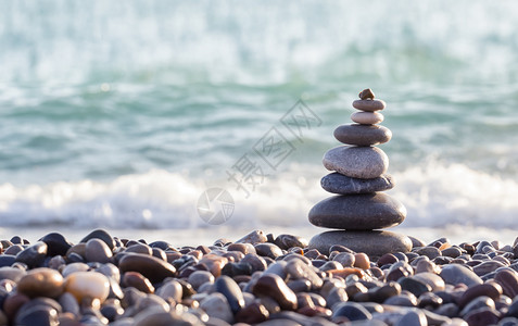 海滨安静白色的边鹅卵石上金字塔景平衡与灵概念海边鹅卵石上的金字塔图片