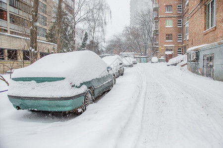 天冬季暴风雪中停车场被覆盖的辆城市道路和街被雪覆盖停车场冬季暴风雪中被覆盖的车辆危险事故图片