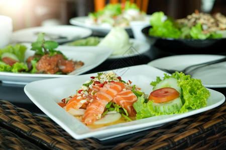 香辣沙龙拉新鲜的辣椒和大蒜泰国食品风格家庭制作食品用于美味健康膳食的概念晚餐开胃吃图片
