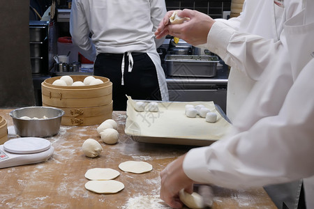 人们的动作正在敲打钱它之前先餐饮厨房里做面包重量准备食物图片