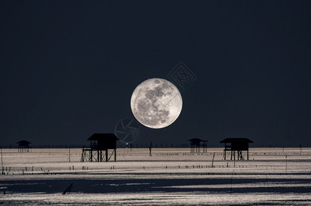 黄昏时满月在海中的房子上方邦达布恩泰国派查里亚洲圆月天空自然满的图片