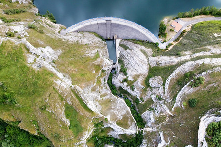 工程电影航班空中无人机镜头水坝和库湖产生力发电可再能源和持续发展高质量的4k镜头空中无人机镜头图片