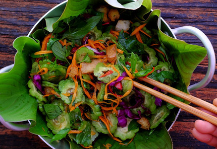 最佳营养美景苦瓜沙拉有紫色卷心菜胡萝卜炸面包花生和烤肉素食蔬菜加酸甜或健康饮的餐盘越南人用黑木吃重量图片