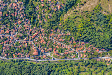 天线无人机森林保加利亚Ichera小山村的美式空中无人驾驶飞机高空观察保加利亚图片