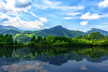 湖泊混合体中反射出的闪光山峰和蓝天空的古晶全景蓝色云春天背景图片