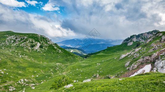 爬坡道风景美丽的俄罗斯高加索拉戈纳基山区谷和高草原图片